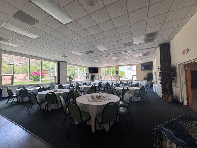 Dining Room-10 Table facing Camelback Mtn.jpg