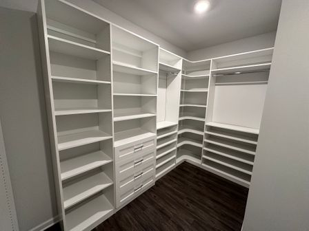 primary closet corner.JPEG