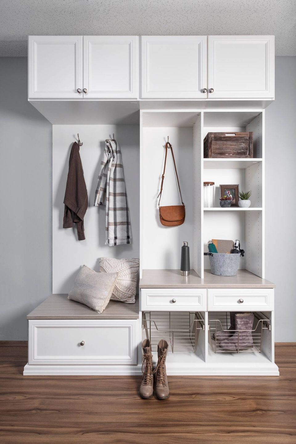 CRAFTWAND® - entryway closet design