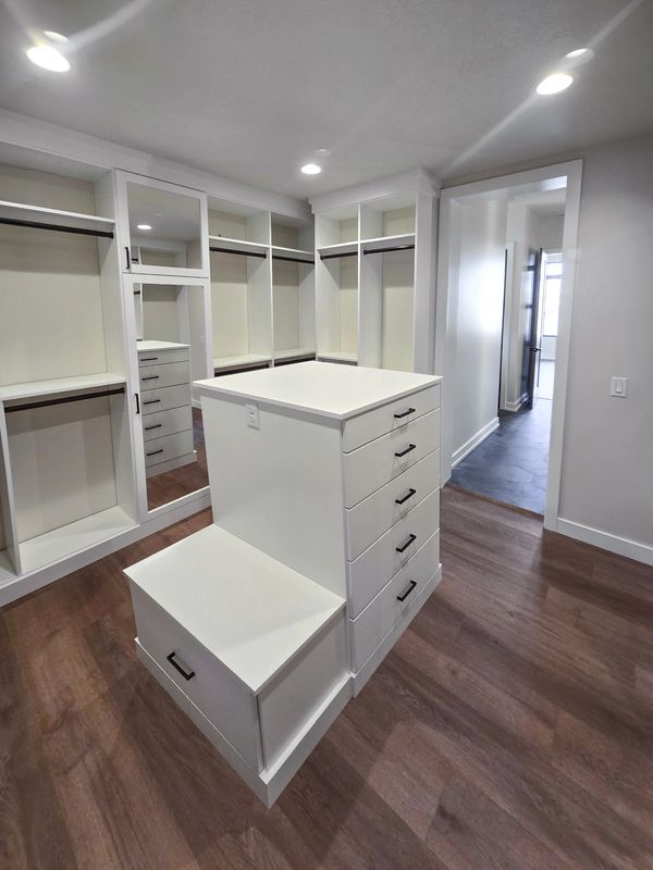 Modern Walk-In Closet with Center Island and Built-In Mirror | Incontro Closets