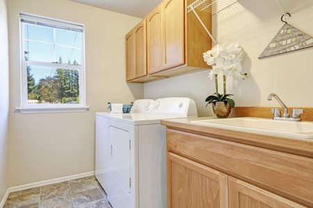Post3_laundry-room-cabinets_123RF-67378915.jpg