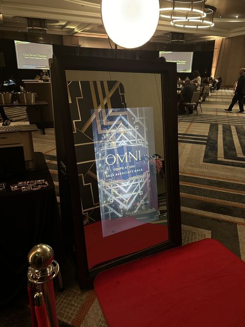 Mirror Me Booth - Omni Tempi - Holiday Party.jpeg