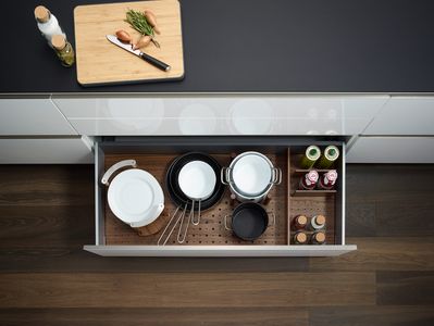 StraightLine_Deep_Drawers_Peg_Board_Walnut_Kesseböhmer_USA_5.jpg