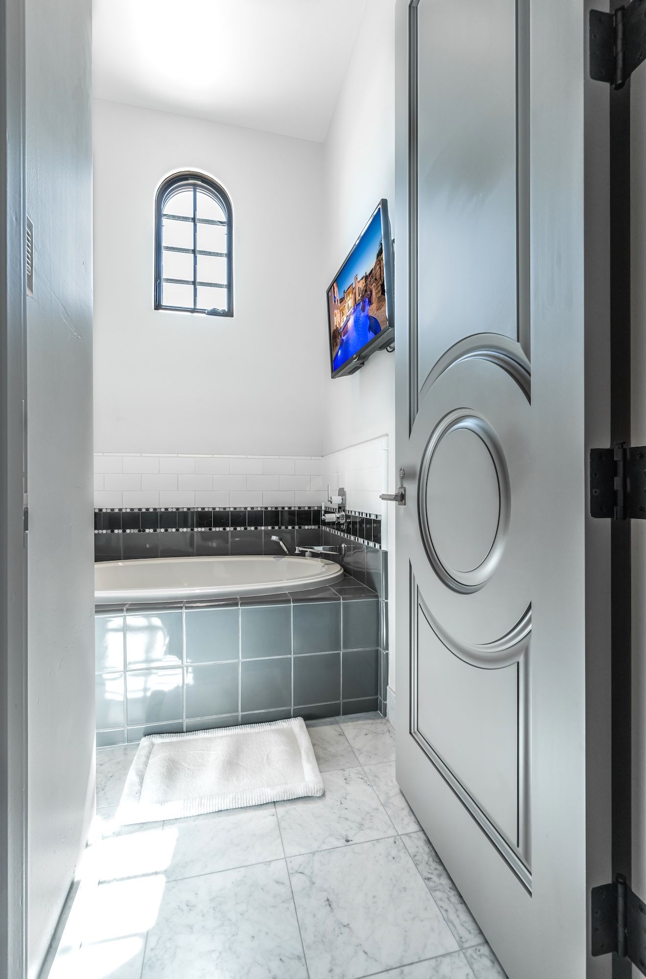 070 Bathroom Tub.jpg