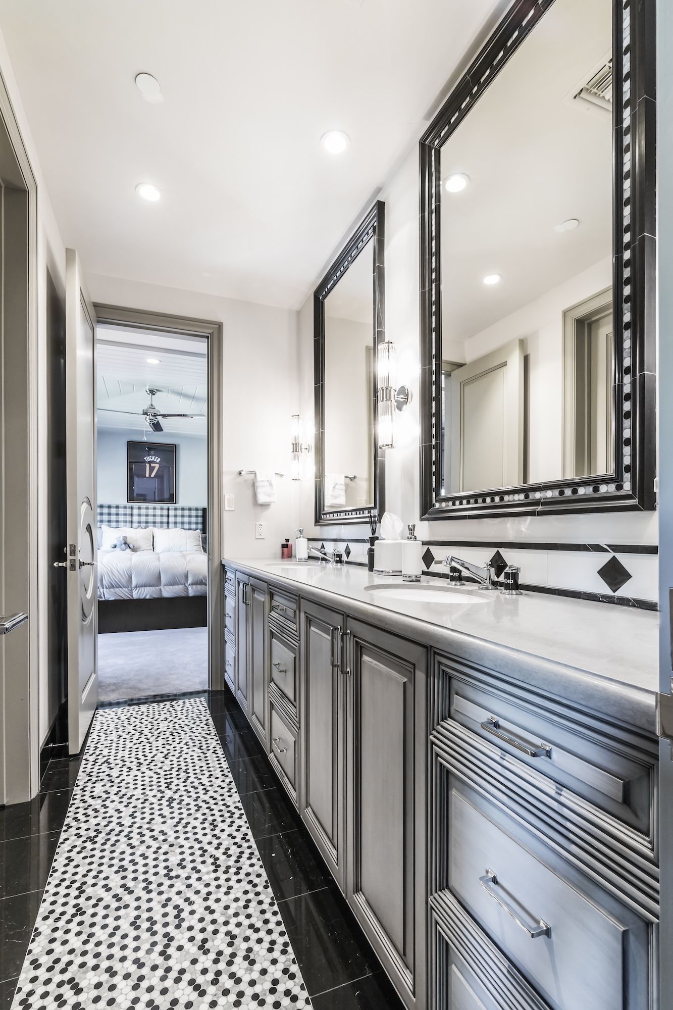 075 Jack-n-Jill Bath 2.jpg